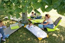 gyerekek a szabadban rakásolható óvodai fektetőkön