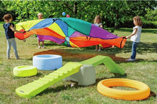 ejtőernyővel és labdákkal játszó gyerekek